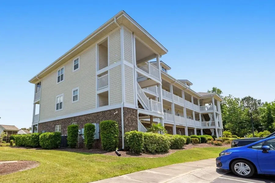 Exterior of the Heatherstone condominium building containing Unit 1071