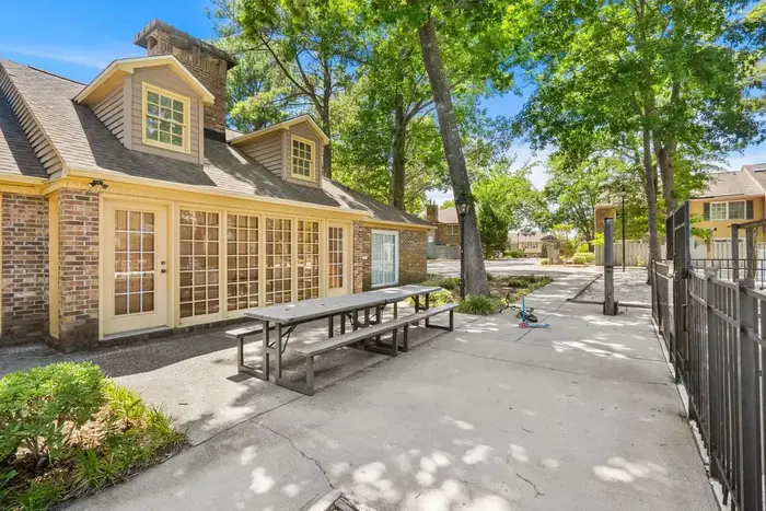 Carolina Ridge clubhouse exterior and picnic tables