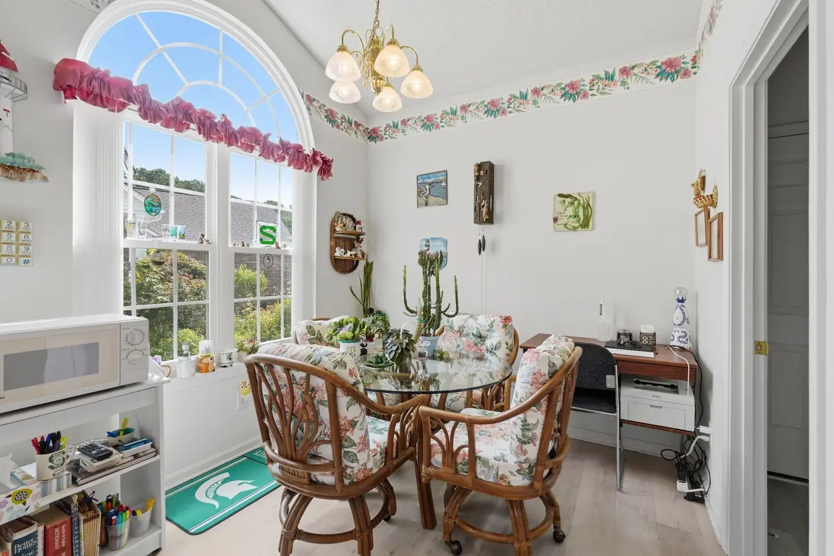 Breakfast nook beneath a large arched window