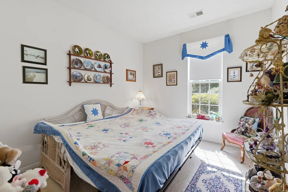 Secondary bedroom with window and ceiling fan